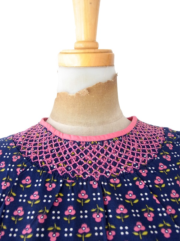 【送料無料】60年代フランス製 ネイビー&times;ピンク 小花柄 スモッキング刺繍 ヴィンテージ ワンピース 26FC103【ヨーロッパ古着】