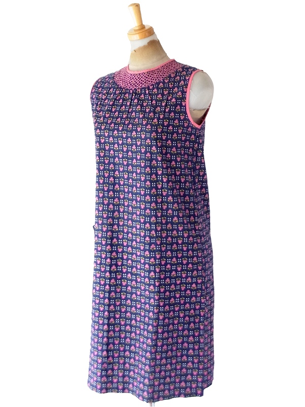 【送料無料】60年代フランス製 ネイビー&times;ピンク 小花柄 スモッキング刺繍 ヴィンテージ ワンピース 26FC103【ヨーロッパ古着】