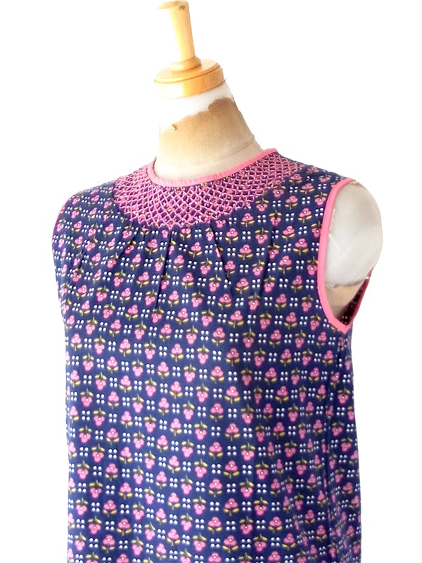 【送料無料】60年代フランス製 ネイビー&times;ピンク 小花柄 スモッキング刺繍 ヴィンテージ ワンピース 26FC103【ヨーロッパ古着】
