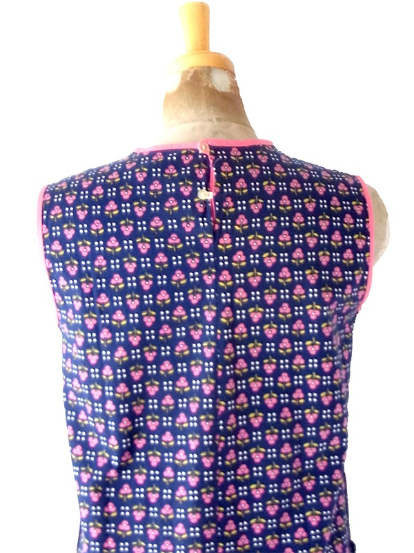 【送料無料】60年代フランス製 ネイビー&times;ピンク 小花柄 スモッキング刺繍 ヴィンテージ ワンピース 26FC103【ヨーロッパ古着】