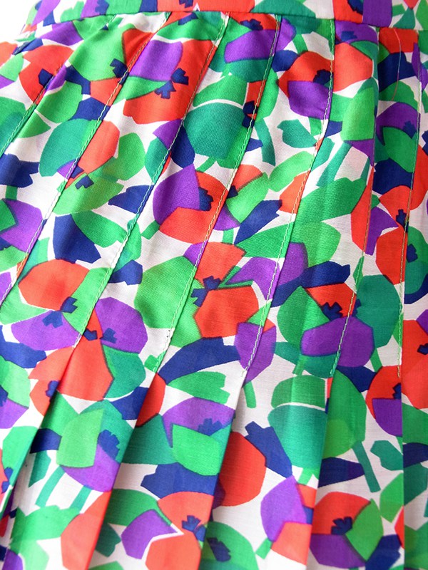 【ヨーロッパ古着】フランス買付け 70年代製 ホワイト X グリーン・レッド 花柄 プリーツ スカート 26SFC122【レトロポップ】