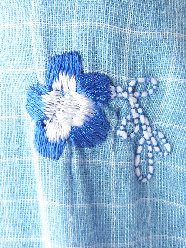 【送料無料】フランス買付け 60年代製 水色 グラフチェック・花柄刺繍 ティアード・マキシワンピース 26FC211【ヨーロッパ古着】