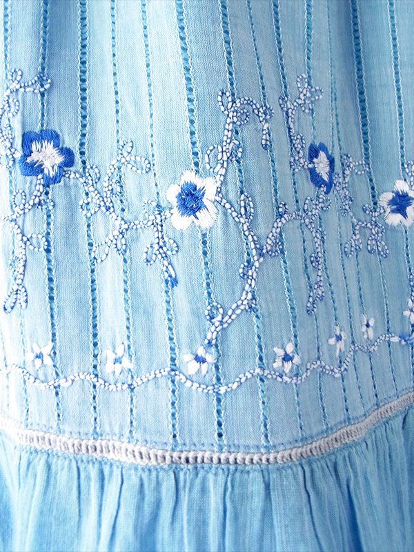 【送料無料】フランス買付け 60年代製 水色 グラフチェック・花柄刺繍 ティアード・マキシワンピース 26FC211【ヨーロッパ古着】
