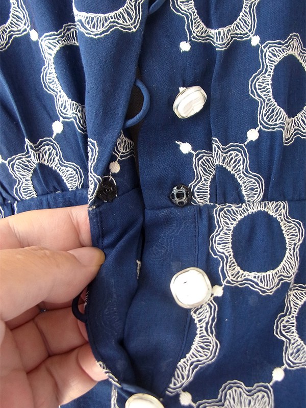 【送料無料】70年代製 ネイビー×ホワイト レース刺繍調総柄 花型バックルベルト付き ワンピース 26ID051【レトロ古着】