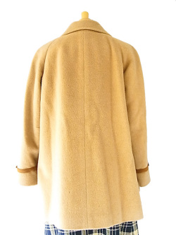 英国ブランドAquascutum製、ソフトな色合いとモダンなデザインが素敵なウールコート