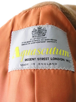 英国ブランドAquascutum製、ソフトな色合いとモダンなデザインが素敵なウールコート