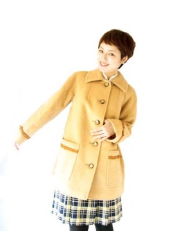 英国ブランドAquascutum製、ソフトな色合いとモダンなデザインが素敵なウールコート