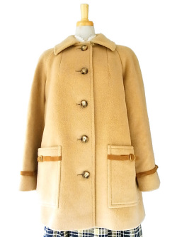 英国ブランドAquascutum製、ソフトな色合いとモダンなデザインが素敵なウールコート