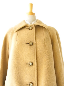 英国ブランドAquascutum製、ソフトな色合いとモダンなデザインが素敵なウールコート