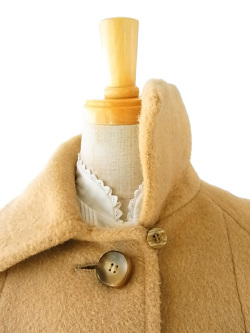 英国ブランドAquascutum製、ソフトな色合いとモダンなデザインが素敵なウールコート