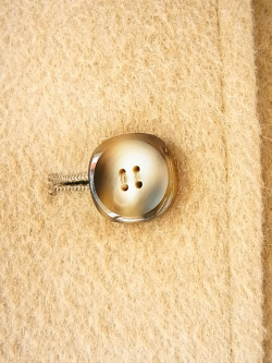 英国ブランドAquascutum製、ソフトな色合いとモダンなデザインが素敵なウールコート