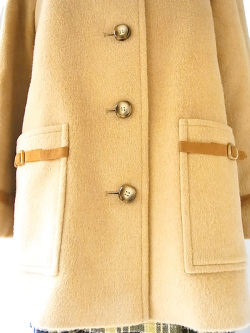 英国ブランドAquascutum製、ソフトな色合いとモダンなデザインが素敵なウールコート