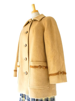 英国ブランドAquascutum製、ソフトな色合いとモダンなデザインが素敵なウールコート