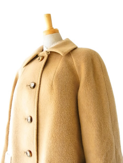 英国ブランドAquascutum製、ソフトな色合いとモダンなデザインが素敵なウールコート