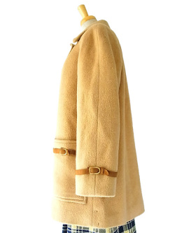 英国ブランドAquascutum製、ソフトな色合いとモダンなデザインが素敵なウールコート