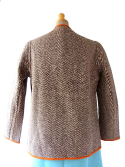 暖かみのある配色のウール生地、キュートなラインが魅力のヴィンテージノーカラージャケット