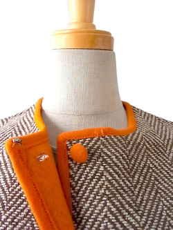 暖かみのある配色のウール生地、キュートなラインが魅力のヴィンテージノーカラージャケット