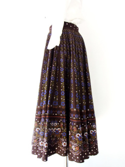 ヨーロッパ古着　フランス買付け　ブラウン×紫・白花柄　おとなかわいい　ヴィンテージ　チロル　スカート