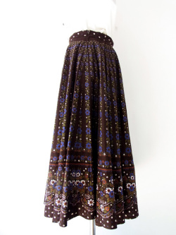 ヨーロッパ古着　フランス買付け　ブラウン×紫・白花柄　おとなかわいい　ヴィンテージ　チロル　スカート