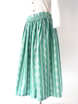 ヨーロッパ古着　フランス買付け　グリーン×白小花柄×山道テープ　おとなかわいい　ヴィンテージ　チロル　スカート