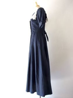 ヨーロッパ古着】Laura Ashley ネイビー X ホワイトレース・花柄 ヨーロッパ古着】Laura Ashley ネイビー X ホワイトレース・花柄