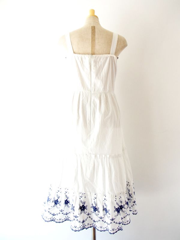 ヨーロッパ古着】フランス買い付け ホワイト X ブルー 花柄刺繍 ヨーロッパ古着】フランス買い付け ホワイト X ブルー 花柄刺繍