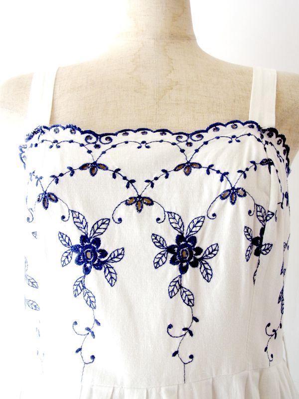 ヨーロッパ古着　フランス買い付け　ホワイト X ブルー　花柄刺繍 　ヴィンテージ　ワンピース :　13FC321
