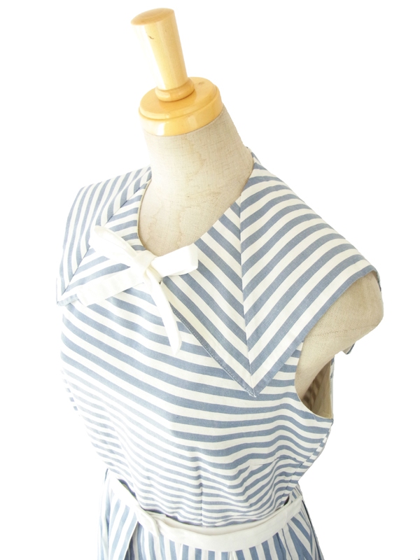 MODCLOTH ホワイト X グレイがかったブルーのストライプ 大きめリボン セーラーカラー ワンピース MOD2