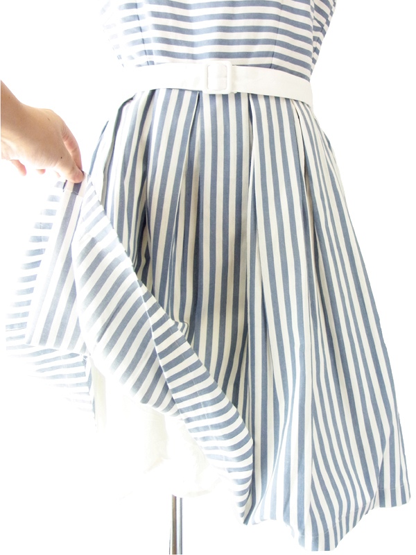 MODCLOTH ホワイト X グレイがかったブルーのストライプ 大きめリボン セーラーカラー ワンピース MOD2